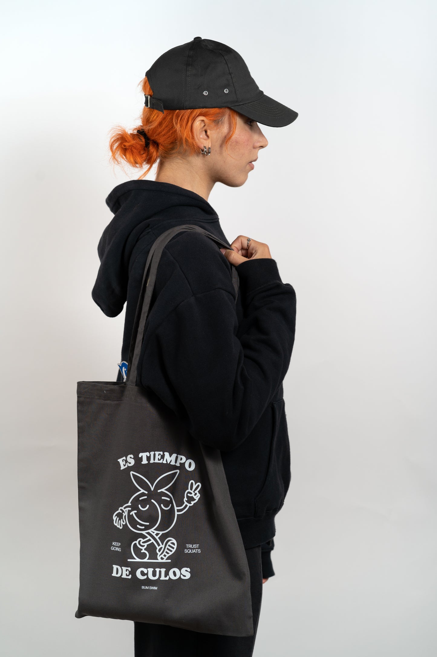 Modelo con tote bag original para gymrats, regalos para gimnasio, entrenamiento de glúteos