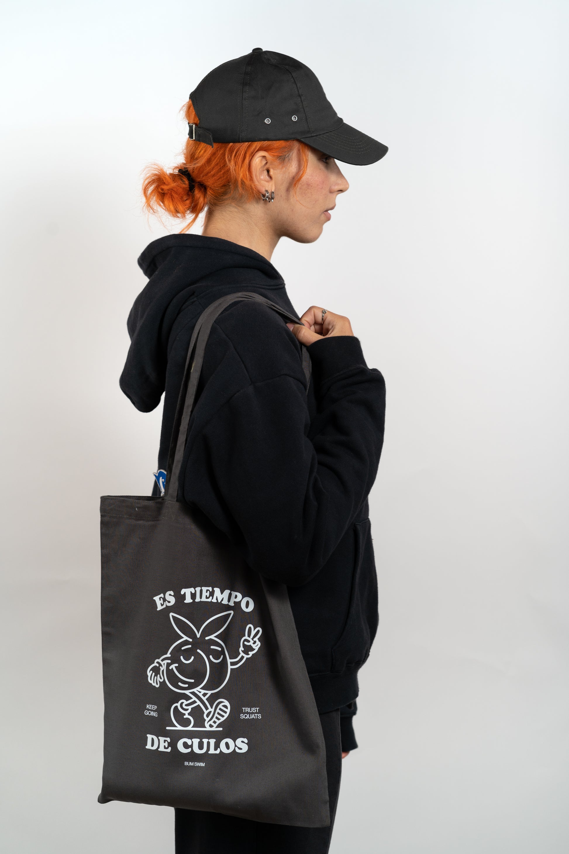 Modelo con tote bag original para gymrats, regalos para gimnasio, entrenamiento de glúteos