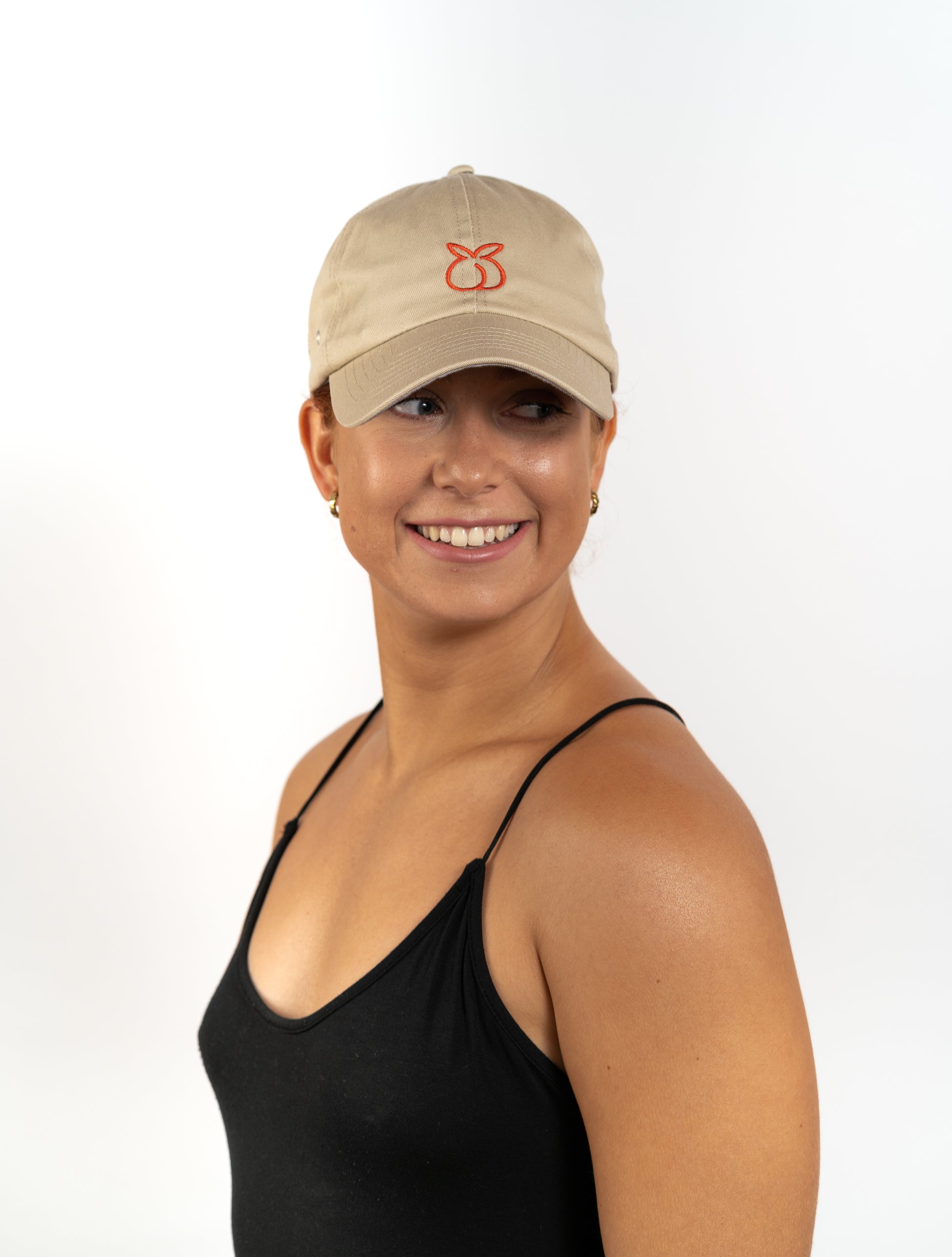 modelo con gorra melocotón bordado, gorras para el gym