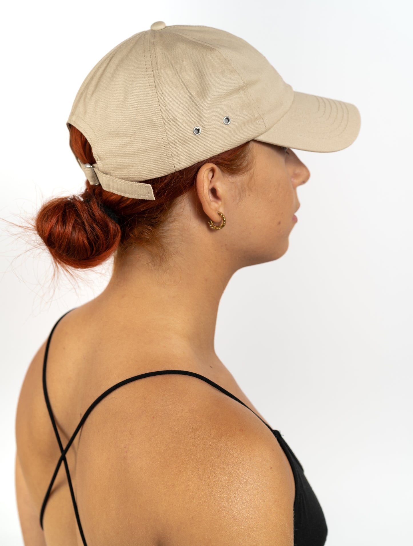 modelo con gorra melocotón bordado, gorras para el gym