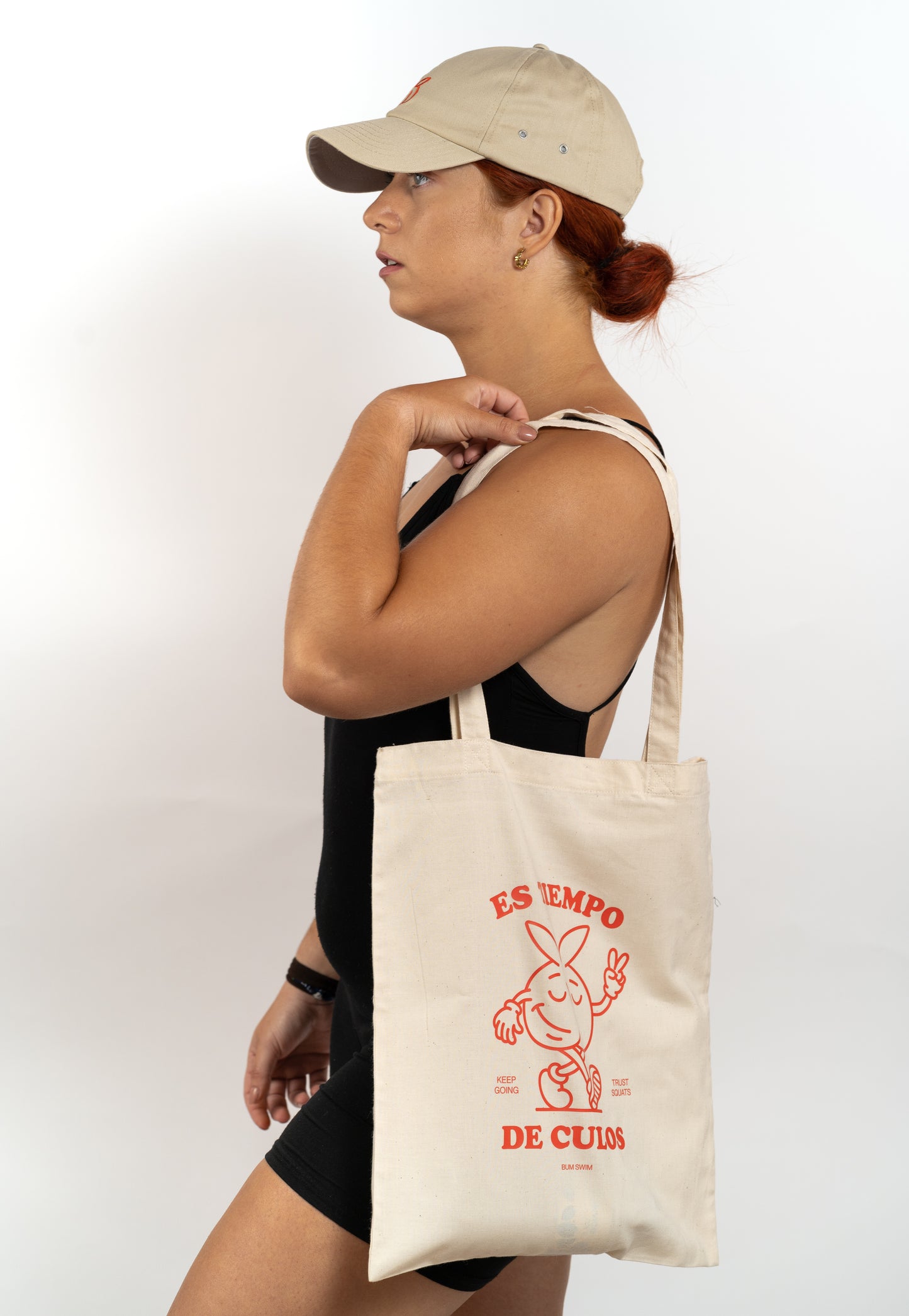 Modelo con tote bag original para gymrats, regalos para gimnasio, entrenamiento de glúteos