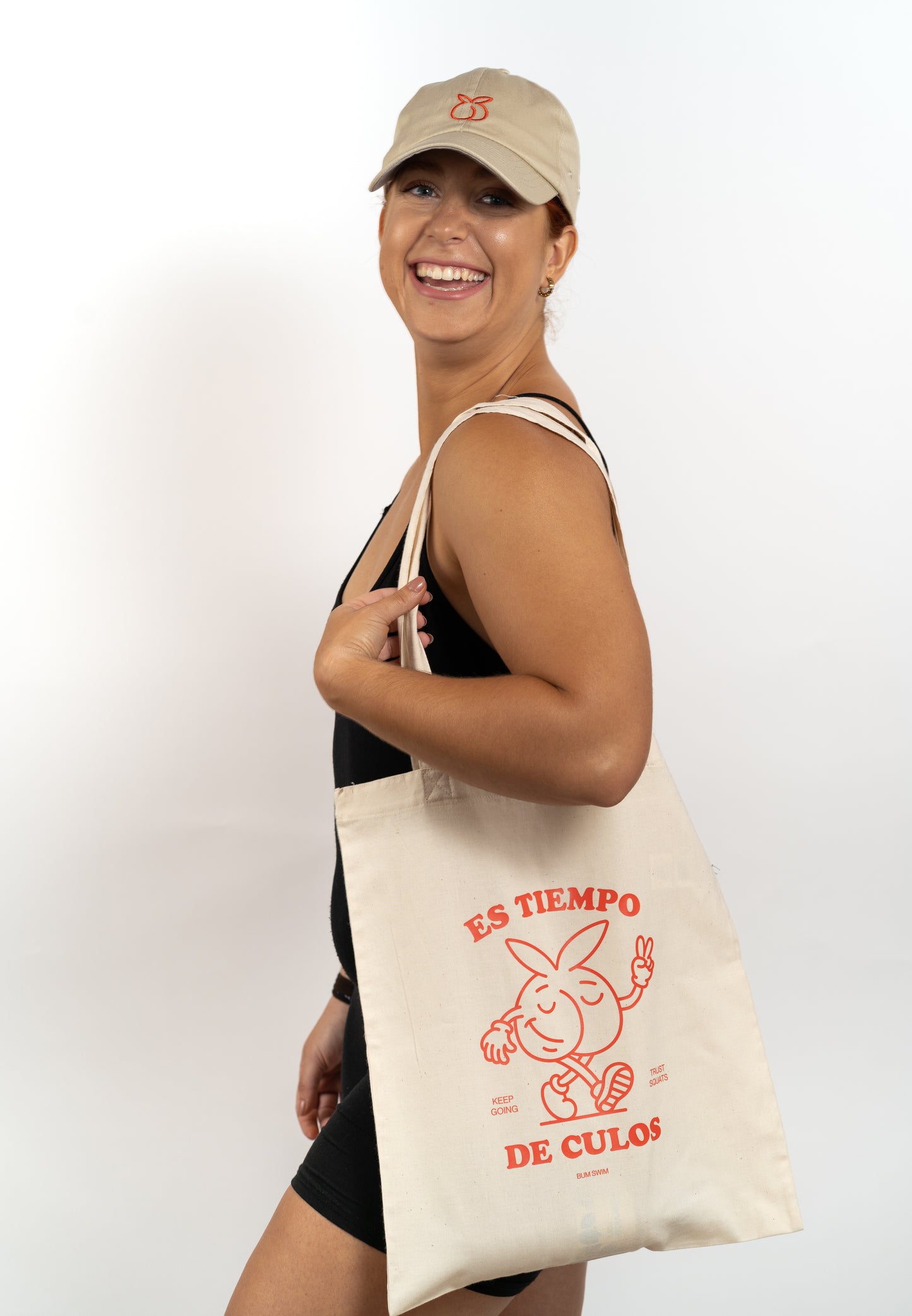 Modelo con tote bag original para gymrats, regalos para gimnasio, entrenamiento de glúteos