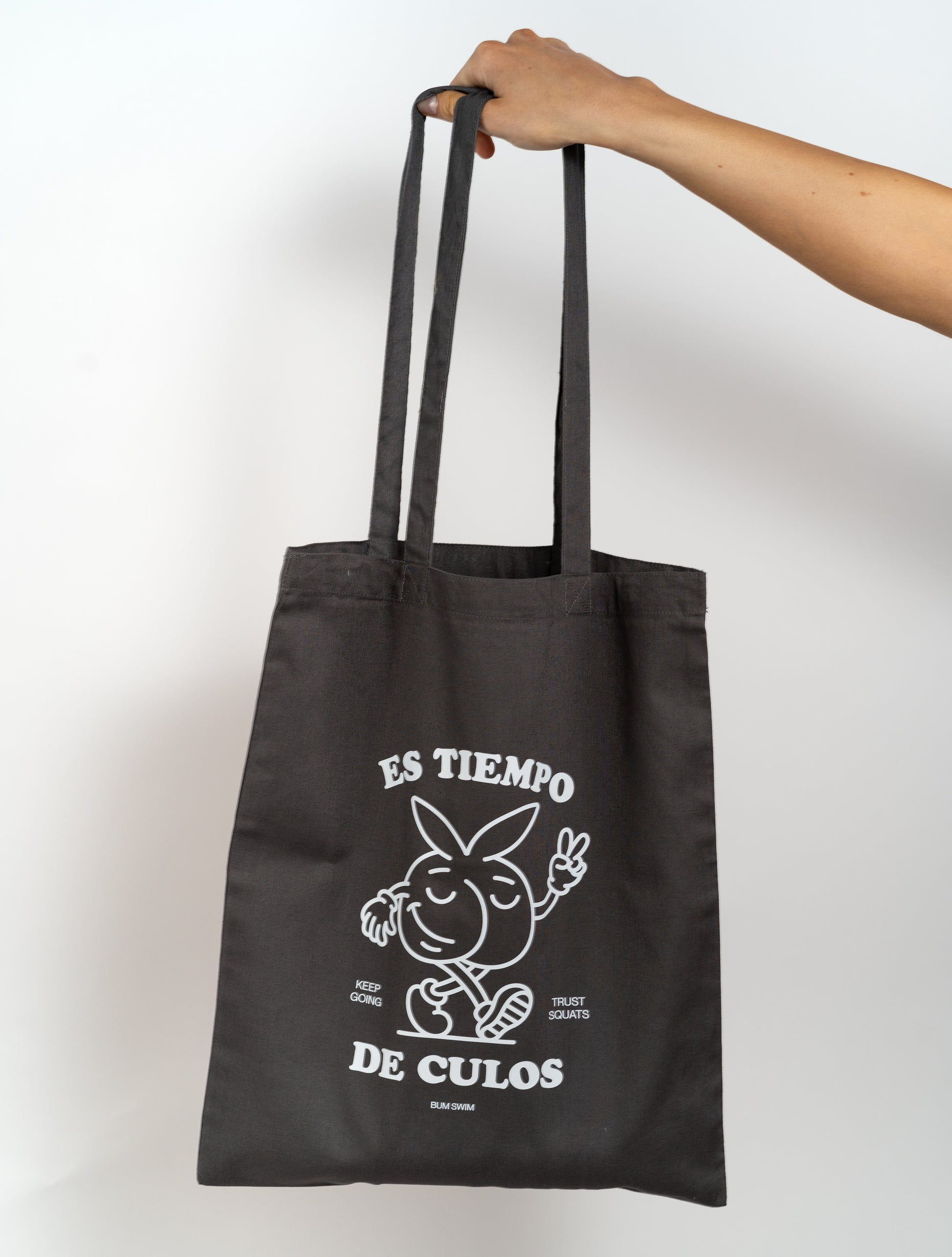 Modelo con tote bag original para gymrats, regalos para gimnasio, entrenamiento de glúteos