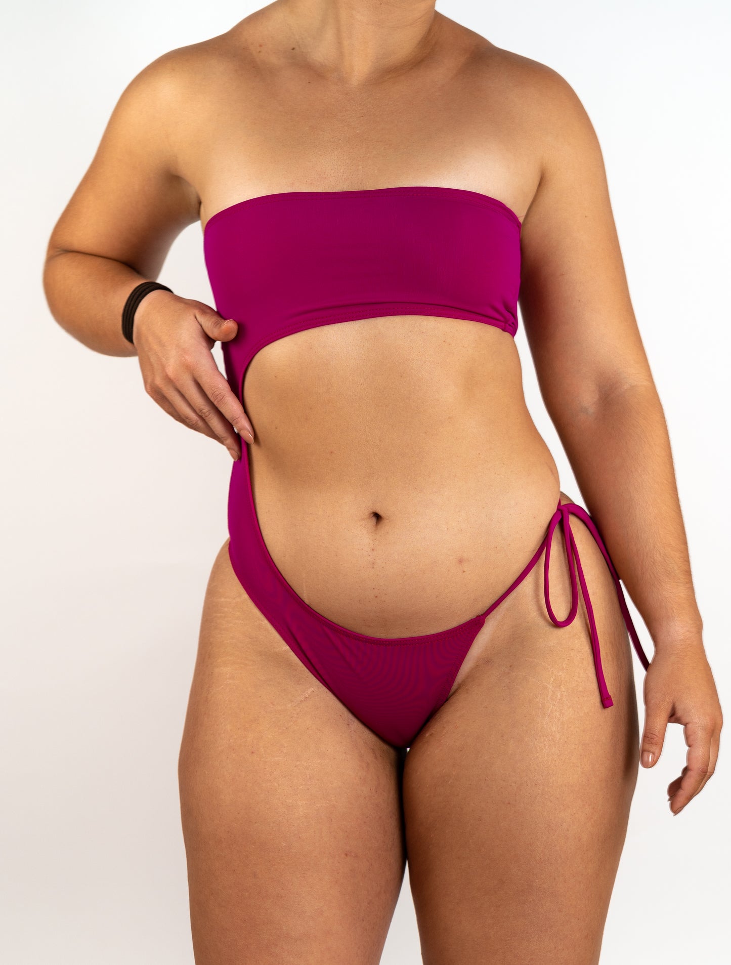 Modelo con trikini lila para poco pecho y tanga favorecedor para glúteos, bikini minimalista