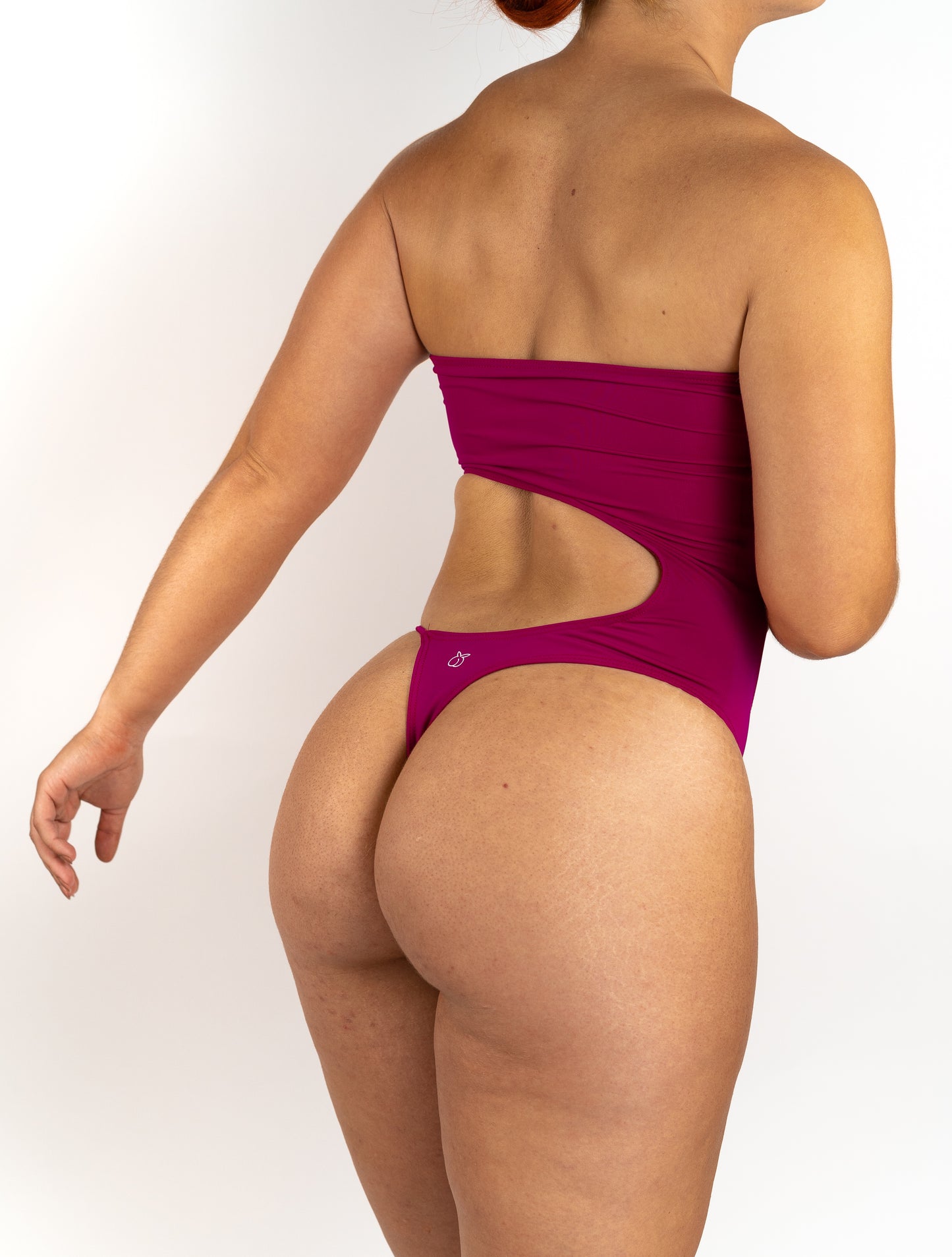 Modelo con trikini lila para poco pecho y tanga favorecedor para glúteos, bikini minimalista